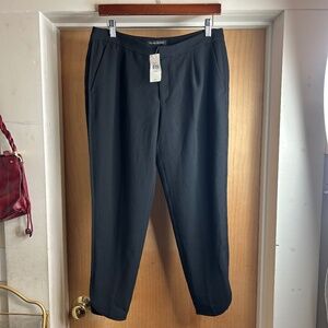 NWT! Banana Republic Black Dolphin Hem Pants - size 4 SHORT - MSRP $45.99!!